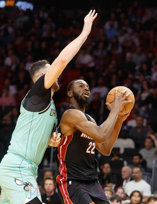 威金斯首节5投3中，罚球4中4得到11分4篮板1助攻